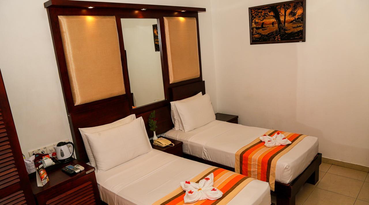 קנדי Oak Ray Serene Garden Hotel מראה חיצוני תמונה