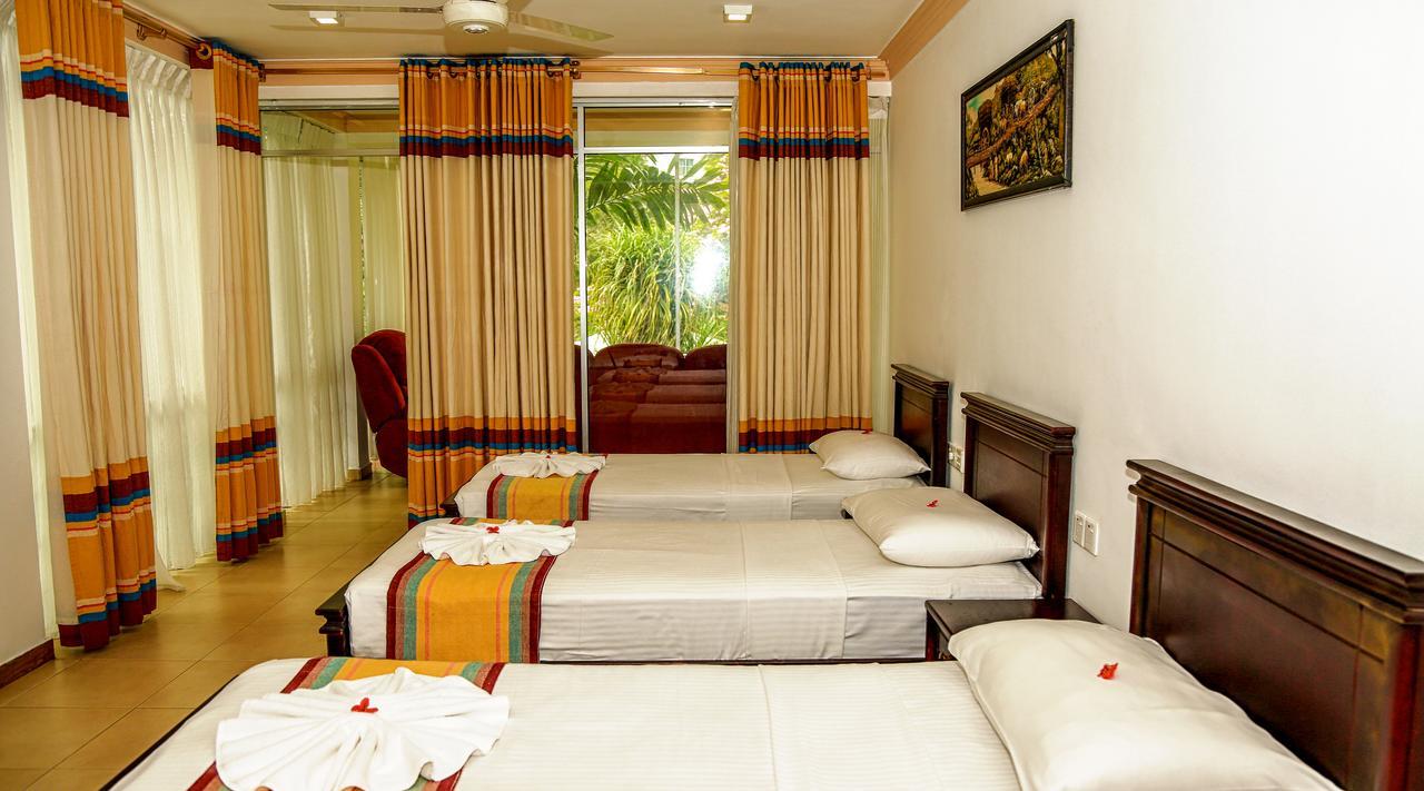 קנדי Oak Ray Serene Garden Hotel מראה חיצוני תמונה