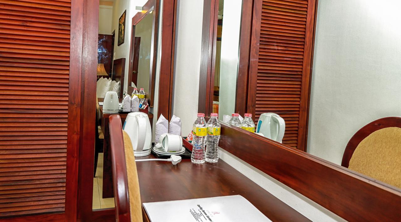 קנדי Oak Ray Serene Garden Hotel מראה חיצוני תמונה