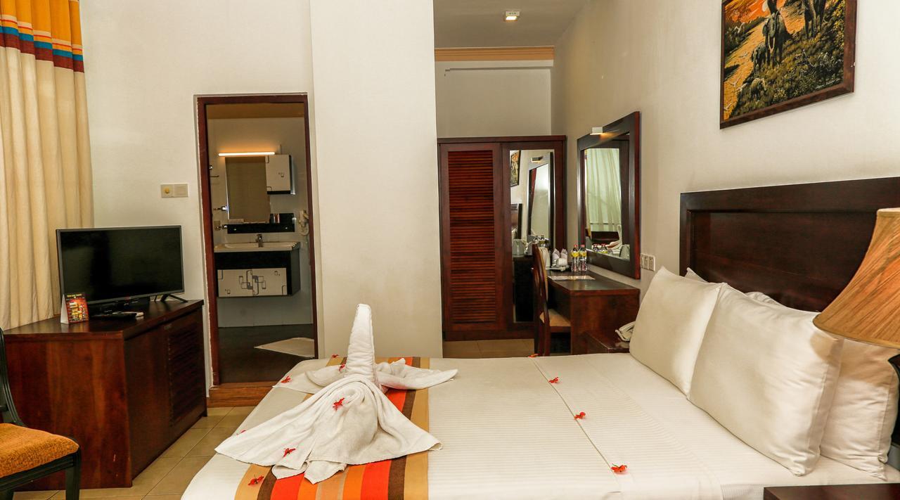 קנדי Oak Ray Serene Garden Hotel מראה חיצוני תמונה