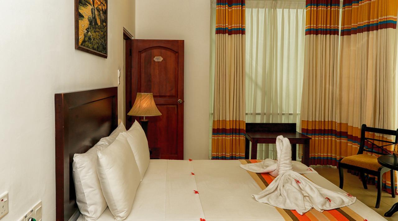 קנדי Oak Ray Serene Garden Hotel מראה חיצוני תמונה