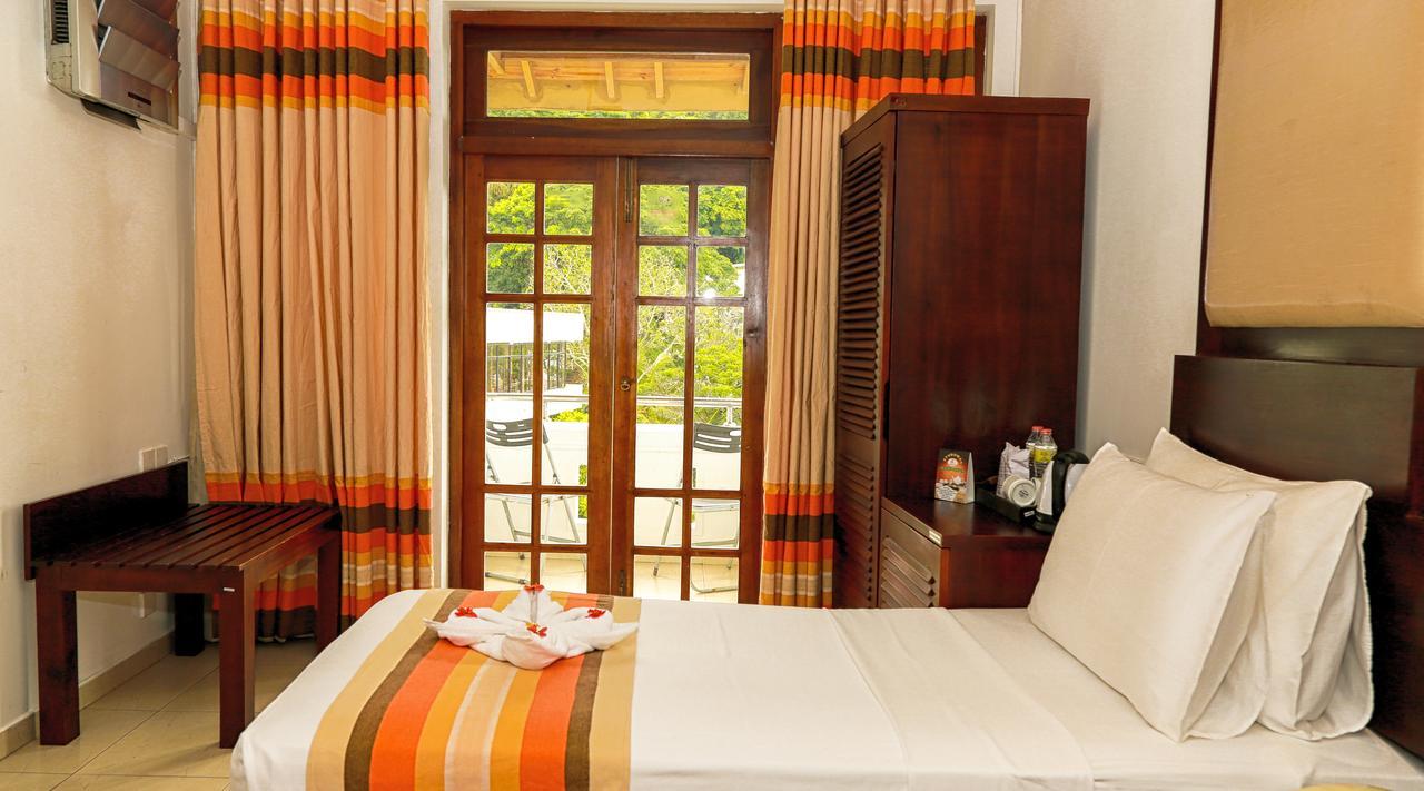 קנדי Oak Ray Serene Garden Hotel מראה חיצוני תמונה