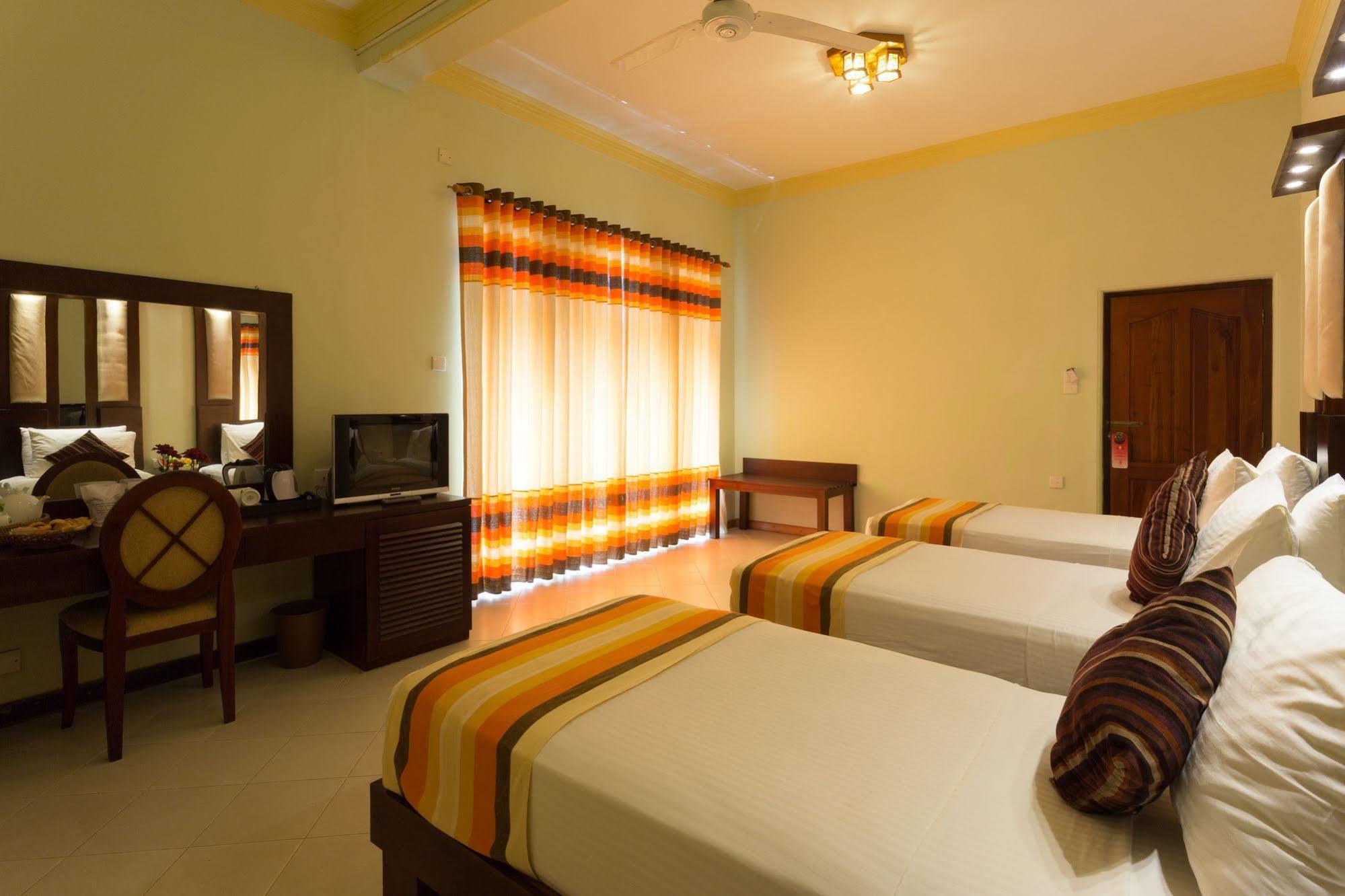 קנדי Oak Ray Serene Garden Hotel מראה חיצוני תמונה
